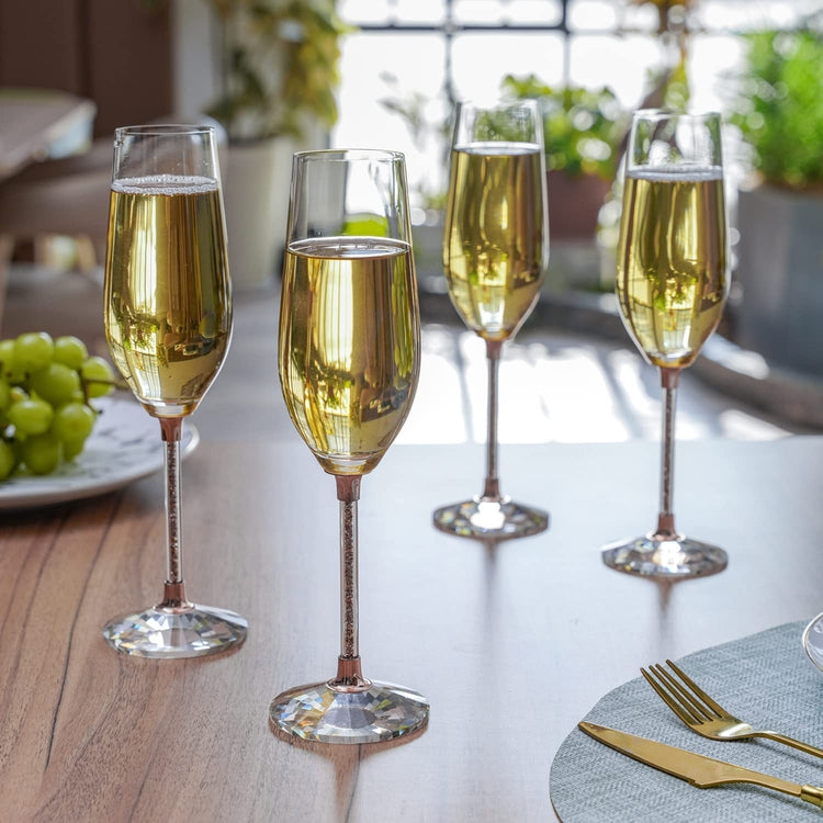 MyGift Modern Brass Tone Stemmed Wine Glasses, Set of 4 Dinner Party and  Wedding Event Stemware Glasses with Hammered Design : : Home